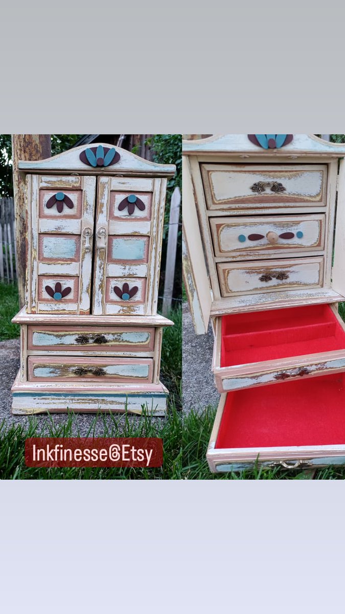 This #60s jewelry box is more of a #Cabinet. Family owned, it fell into my hands to be #refinished w/ a #rustic #folkart for you or even #Barbie!
Find details & #nostalgia in my Etsy shop@ inkfinesse.etsy.com ❤️
#vintage #60sdecor #vintagedecor #stashbox #handmade #upcycled