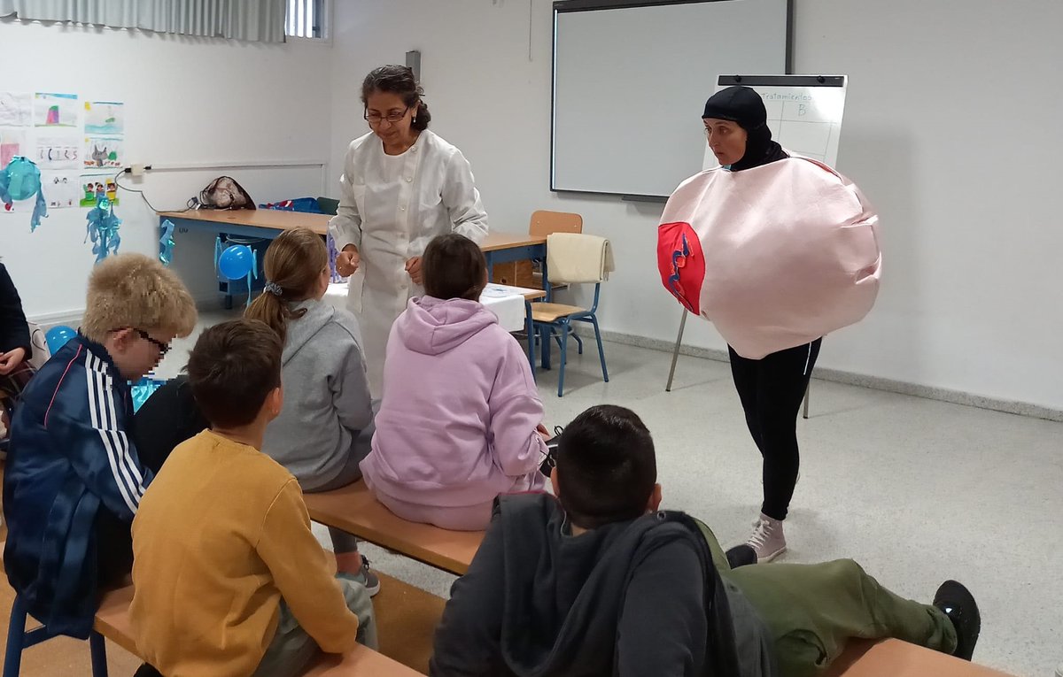 FProgresoysalud's tweet photo. Esta semana se celebran actividades de divulgación científica y nos hemos querido sumar a ellas con nuestros talleres infantiles de #investigación biomédica. En esta ocasión, y de la mano de @activamentes, hemos estado en el CEIP Giner de los Ríos

https://t.co/jZ1P9FCG1L https://t.co/sUdXp1GjX7