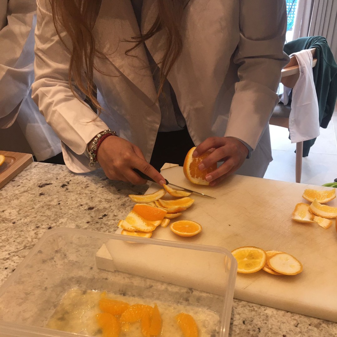VatelMalaga's tweet photo. Los alumnos de primer año han realizado un taller en preparación al Workshop de Sala y Cocina que tendrán muy pronto.  Los alumnos han practicado las bases de los montajes de mesas de banquetes y han aprendido los distintos tipos de cortes.🔪 https://t.co/tQZjgmNTXd