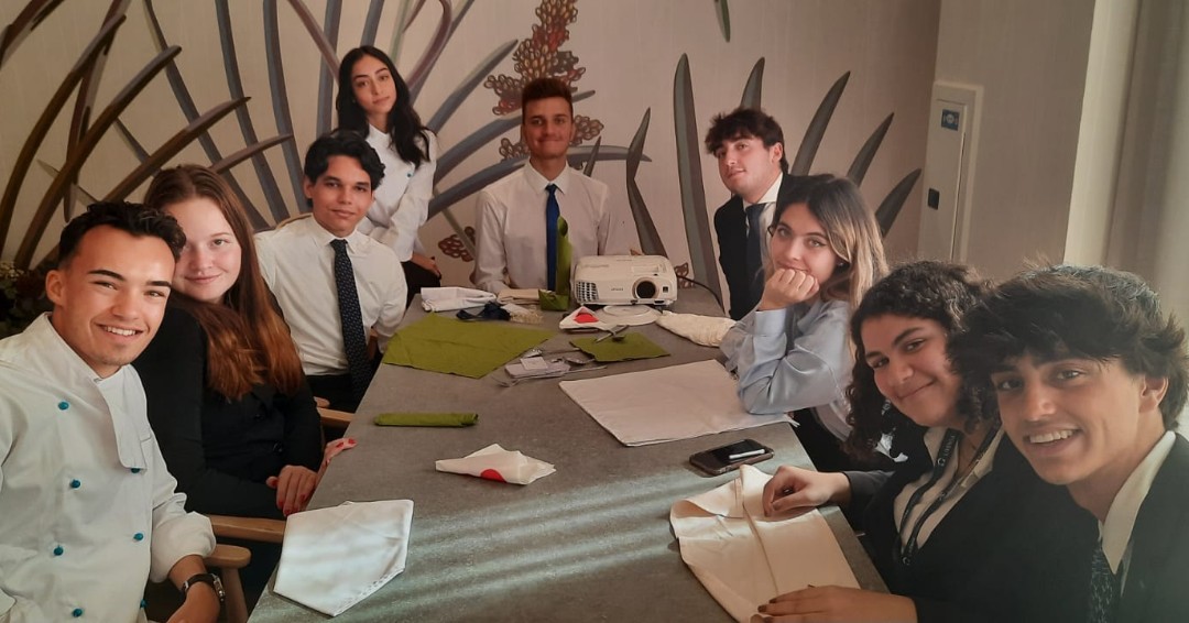 VatelMalaga's tweet photo. Los alumnos de primer año han realizado un taller en preparación al Workshop de Sala y Cocina que tendrán muy pronto.  Los alumnos han practicado las bases de los montajes de mesas de banquetes y han aprendido los distintos tipos de cortes.🔪 https://t.co/tQZjgmNTXd