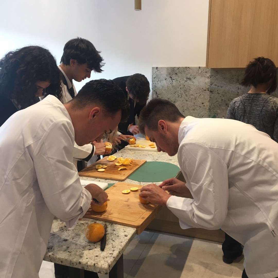 VatelMalaga's tweet photo. Los alumnos de primer año han realizado un taller en preparación al Workshop de Sala y Cocina que tendrán muy pronto.  Los alumnos han practicado las bases de los montajes de mesas de banquetes y han aprendido los distintos tipos de cortes.🔪 https://t.co/tQZjgmNTXd