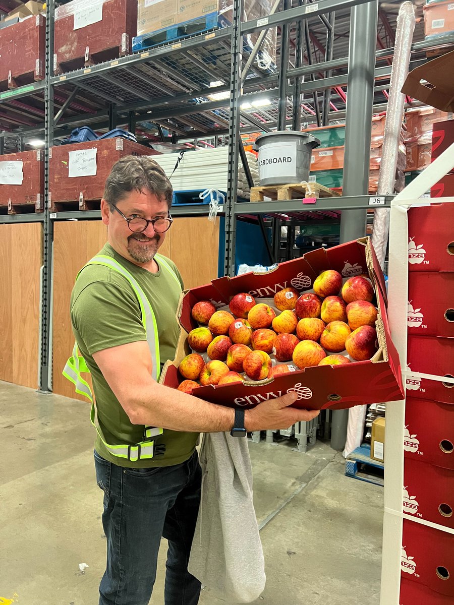 AAFC_Canada's tweet photo. When demand at the @VanFoodBank increased, he needed to find more space. Learn how our program helped David Long keep food donations fresh for the @VanFoodBank: https://t.co/HIcLbsKEEy 🍎 🥬 #LFIF #FoodSecurity https://t.co/NQ2DsWh7Oj