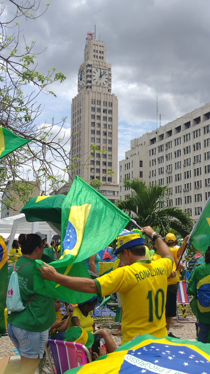 VaniaSim1's tweet photo. @WillLisil Comando Militar do Leste, Rio de Janeiro, Palácio Duque de Caxias, RJ.
Dia 15/11. 

#BrazilianSpring 
#brazilwasstole 
#SOSFFAABRAZIL https://t.co/wQKhEHMs1G