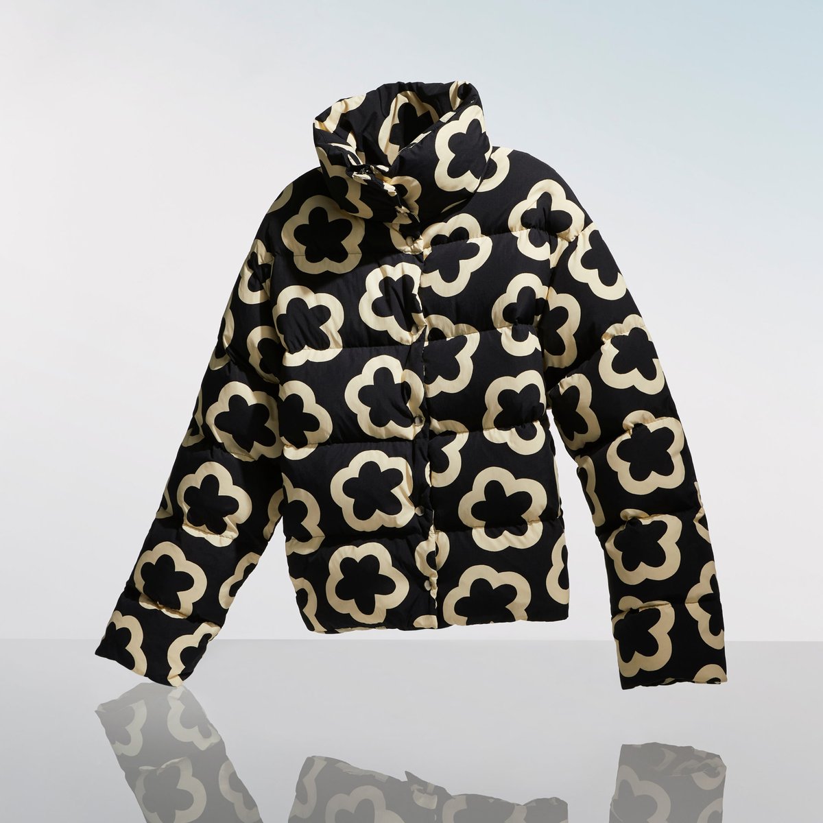 Winter florals inspired by American pop art. Shop limited-edition outerwear
just in time for the holidays. #TorySport #ToryBurchFW22 #ToryBurch