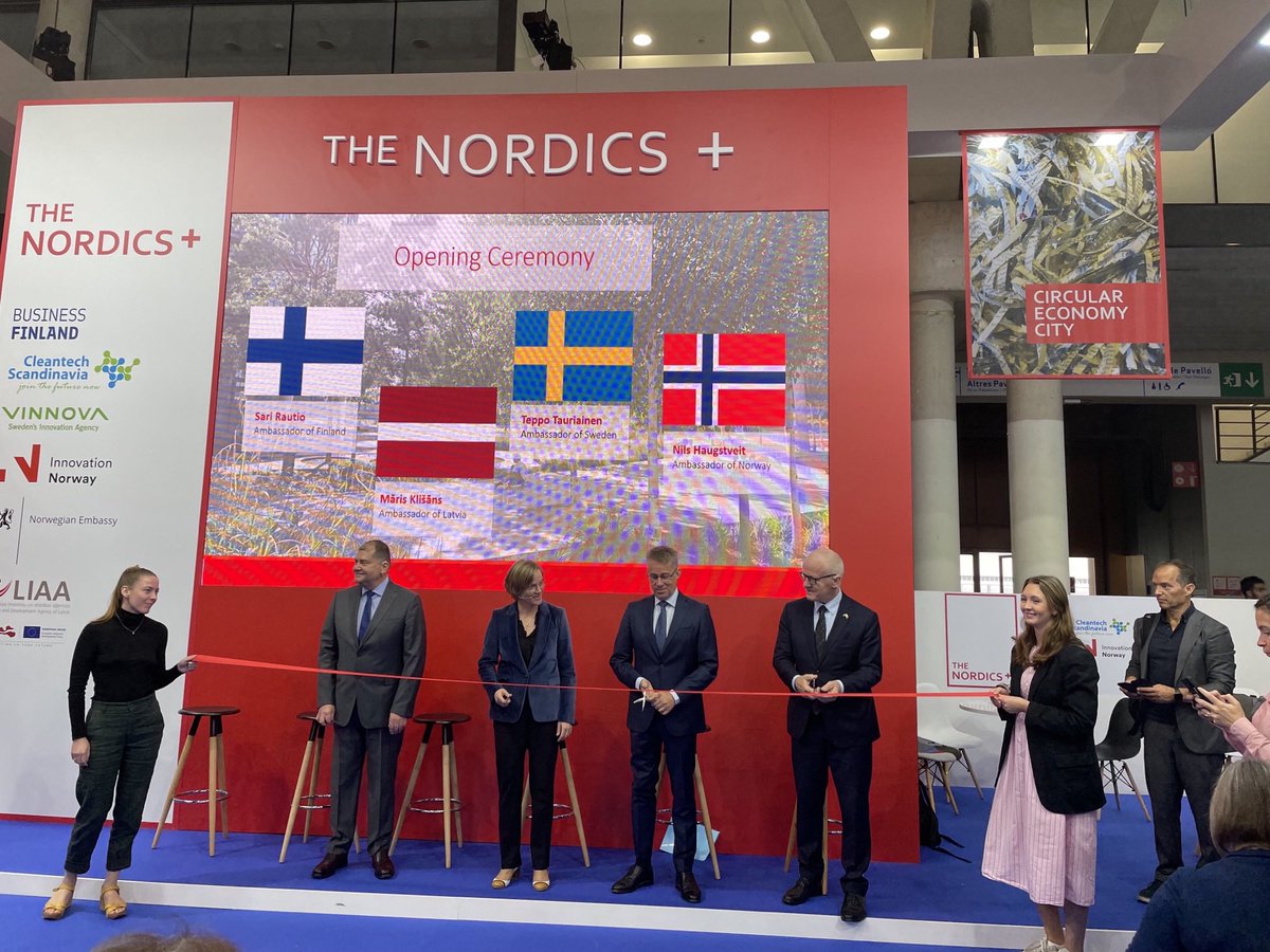 NoruegaenEspana's tweet photo. El Embajador Haugstveit estuvo con los embajadores de 🇫🇮, 🇸🇪 y 🇱🇻 para inaugurar oficialmente el stand de Nordic+ en #SCEWC22. Los embajadores han hablado sobre la construcción de ciudades inteligentes en sus países y la importancia de la colaboración nórdica en este campo. https://t.co/ixUWgeRkg2