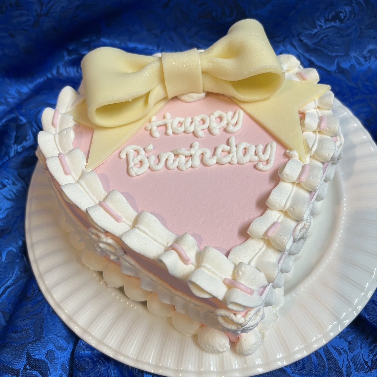 Alice_Karasuma's tweet photo. 🎀Thank you🎀
本日の配信で食べていた…
@cakewith_tokyo さんよりギフティング頂きました、オリジナルケーキです🎂✨
大好きなロリィタ服みたいなとびきりの可愛らしさ❣
👇ご予約はこちらから👇
https://t.co/1deR1zA6Yz
#cakewithpr https://t.co/2a7BjGJLEU
