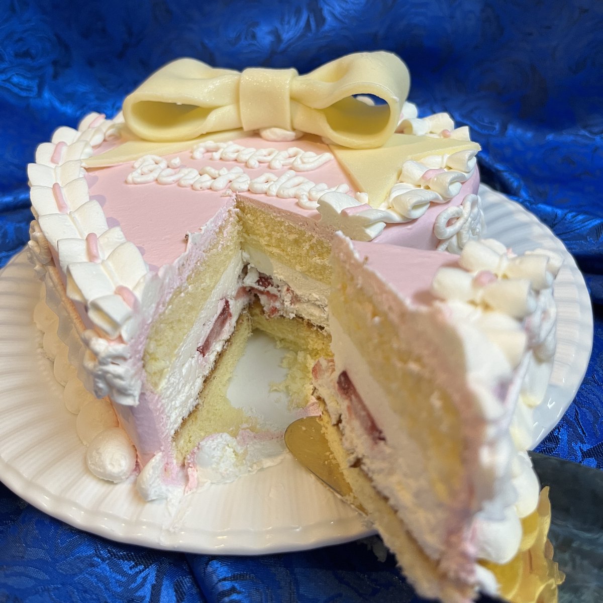 Alice_Karasuma's tweet photo. 🎀Thank you🎀
本日の配信で食べていた…
@cakewith_tokyo さんよりギフティング頂きました、オリジナルケーキです🎂✨
大好きなロリィタ服みたいなとびきりの可愛らしさ❣
👇ご予約はこちらから👇
https://t.co/1deR1zA6Yz
#cakewithpr https://t.co/2a7BjGJLEU