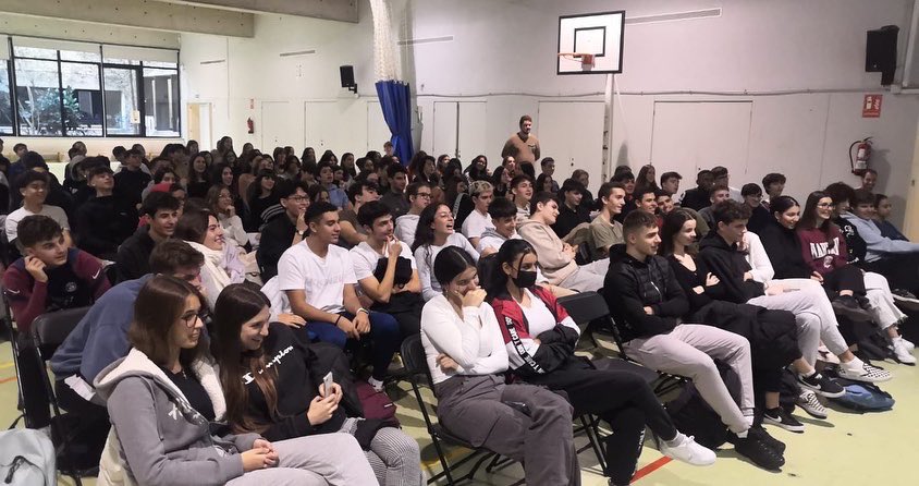 Ins4Cantons's tweet photo. Ciència, experiments, dilemes ètics i molt d'humor amb @BigVanCiencia. #4ESO #2BATX https://t.co/F06Z6lxOkS