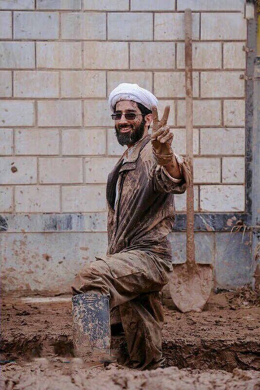 javad_moradi76's tweet photo. از اونجایی که آخوندا خیلی مُفت خورن؛ این آخوند هم مُفت مُفت گِل میخوره و عین خیالش هم نیست! https://t.co/6Nu32yrvt8