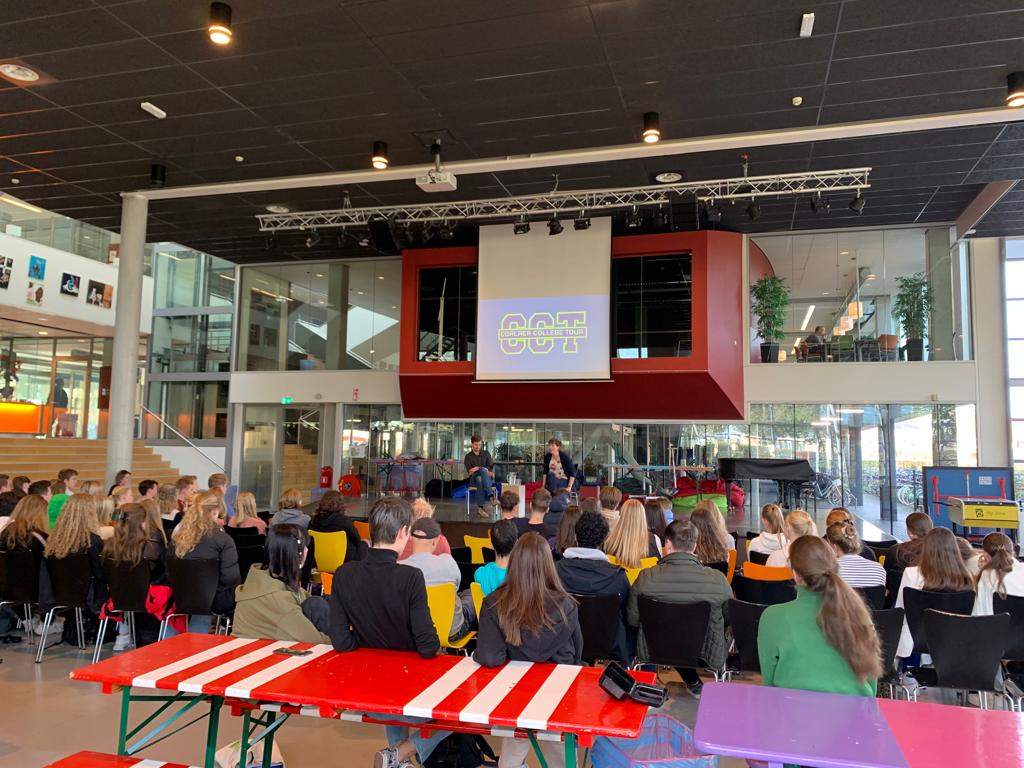 GepkoHahn's tweet photo. Gisteren mocht ik (samen met H5- en A6-leerlingen) @SterkNikki interviewen voor onze eerste Corlaer College Tour. Over haar middelbare schooltijd, haar onderzoek en boek Maar Dat Mag Je Niet Zeggen en hoe ze omgaat met bedreigingen. #CorlaerCollegeTour #onderwijs https://t.co/DrI4WPN49u
