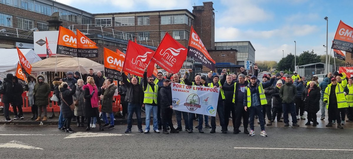SteSaundo87's tweet photo. Showing solidarity to the #Jacobs workers currently fighting for a fair pay rise. The Jacobs staff have the #Dockers full support. #Solidarity https://t.co/PgdN9KrobL