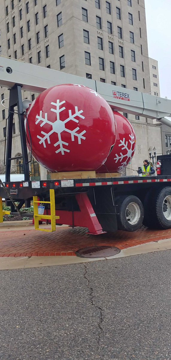 LansingMIFacts's tweet photo. 🔴❄️♥️ OFFICIAL BALLS OF WINTER PHOTO THREAD. put 'em here ⬇️⬇️⬇️ https://t.co/YIBXlToGWj