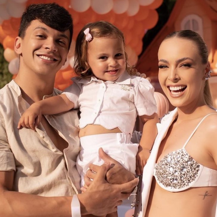 choquei's tweet photo. 🚨FAMOSOS: Tata e Cocielo anunciam o nome do novo filho do casal: “Júlio Júnior”. https://t.co/pFYWYFwcMK