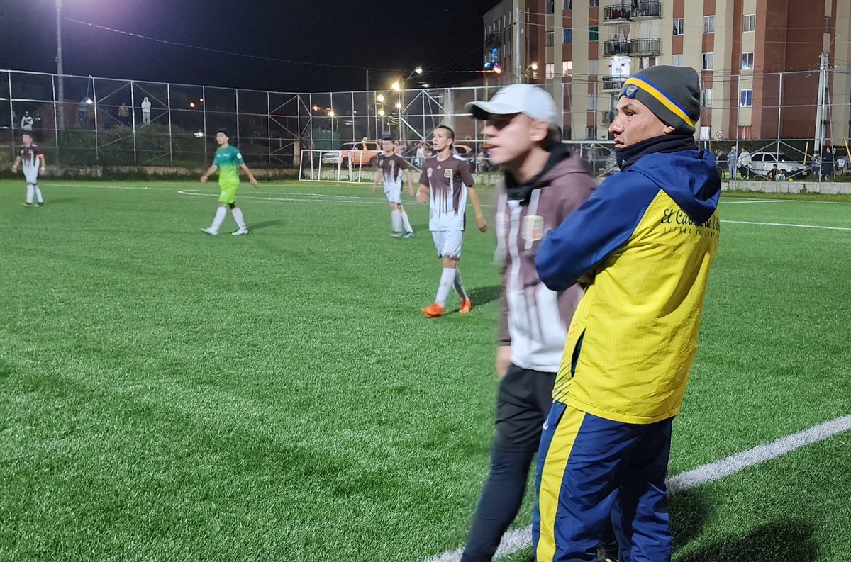 deportemascerca's tweet photo. #TierraDeCampeones ⚽️🎤📽
¡Imparable! Así es, no ha perdido un solo partido la selección intermunicipal de fútbol categoría mayores @ElCarmenV un empate y 9 victorias, son las cifras que acompañan la buena campaña de Luís Carlos Arias. @johnfquinteroz @AntioquiaLAF https://t.co/kKC3xsZ5pZ