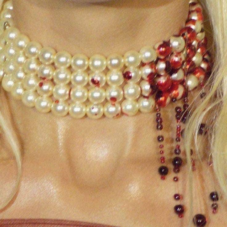 「It does look like blood on her neck 」|ชญาดา ณ สกุลวิงซ์แซ่บ อยากรับประทานのイラスト