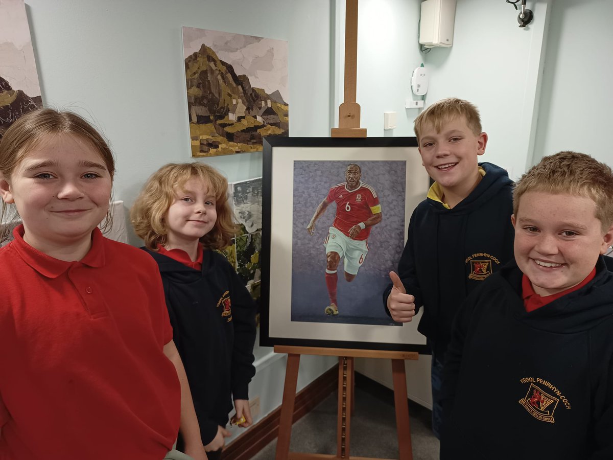 YsgPenrhynCoch's tweet photo. Bl5a6 wedi dysgu llawer ac wedi mwynhau ymchwilio am gliwiau yn y gweithdy gwych am hanes pêl droed Cymru. Diolch yn fawr iawn i'r @LLGCymru am y gweithdy ac y cyfle i weld yr holl arteffactau unigryw. @FAWales #sbardun #cwpanybyd #ArBenYByd https://t.co/K0Nt00Swo5