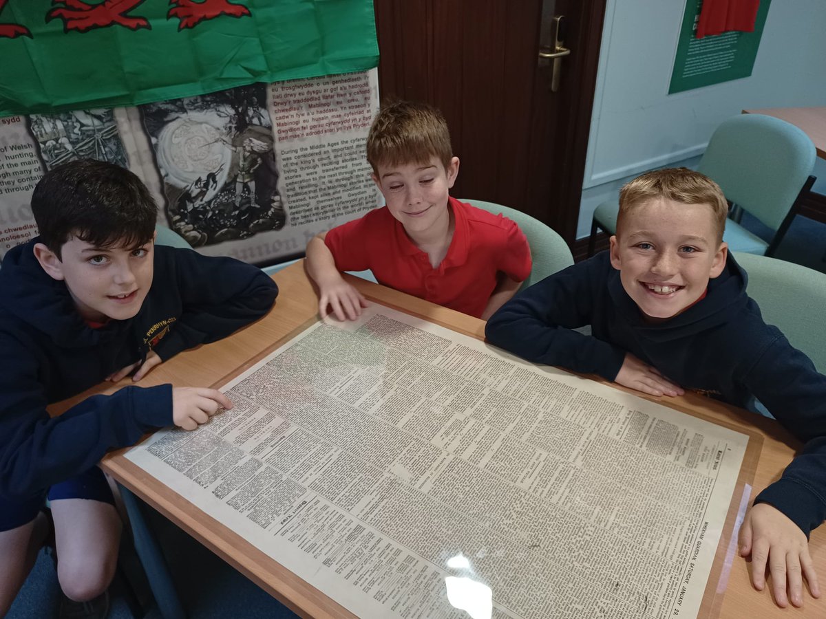 YsgPenrhynCoch's tweet photo. Bl5a6 wedi dysgu llawer ac wedi mwynhau ymchwilio am gliwiau yn y gweithdy gwych am hanes pêl droed Cymru. Diolch yn fawr iawn i'r @LLGCymru am y gweithdy ac y cyfle i weld yr holl arteffactau unigryw. @FAWales #sbardun #cwpanybyd #ArBenYByd https://t.co/K0Nt00Swo5