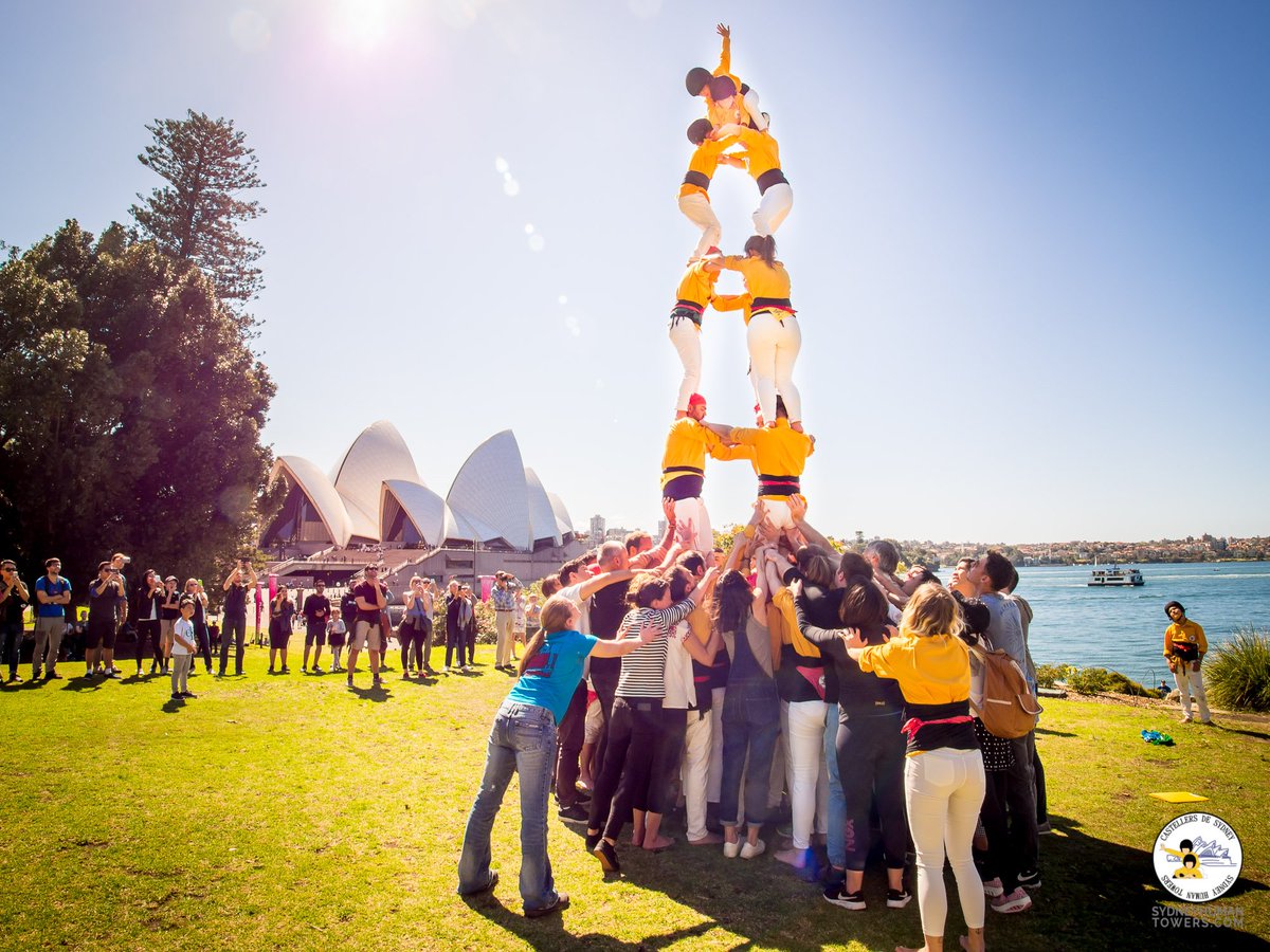 Catexterior's tweet photo. Avui fa 12 anys que els #castells van ser declarats Patrimoni Cultural Immaterial de la Humanitat de la @UNESCO.
🙋Coneixes les colles de la Catalunya Exterior? Fan ressonar les gralles arreu del planeta! París, Londres, Sydney, Madrid, Andorra, Berlin, Edimburg...

#SomCatalunya https://t.co/YivEXasykJ