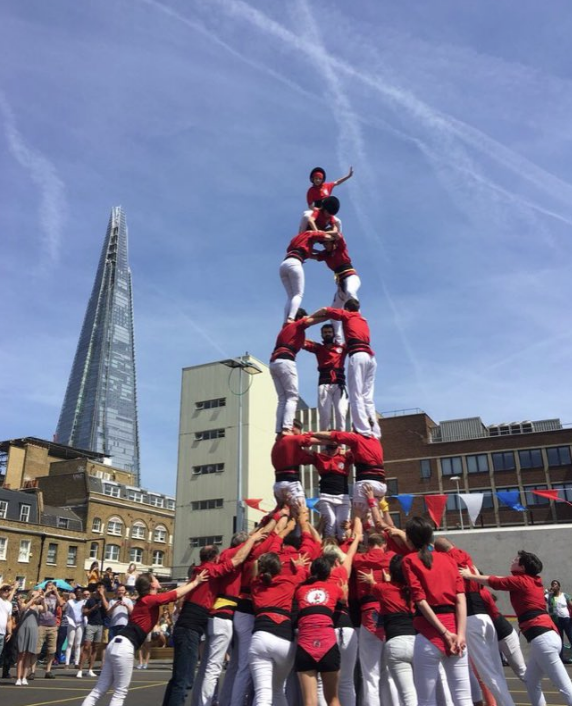 Catexterior's tweet photo. Avui fa 12 anys que els #castells van ser declarats Patrimoni Cultural Immaterial de la Humanitat de la @UNESCO.
🙋Coneixes les colles de la Catalunya Exterior? Fan ressonar les gralles arreu del planeta! París, Londres, Sydney, Madrid, Andorra, Berlin, Edimburg...

#SomCatalunya https://t.co/YivEXasykJ
