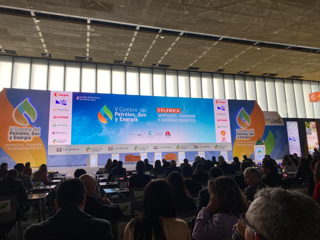EbuenoLindo's tweet photo. #ATENCION Inicia la V Cumbre del Petróleo, Gas y Energía en Bogotá en @AgoraBogota con la presencia de la Ministra de @MinEnergiaCo Irene Vélez @IreneVelezT 
#CumbrePetroleoGasYEnergia 
@ECOPETROL_SA 
@MariaMoVergara https://t.co/xpRHb1FQAV