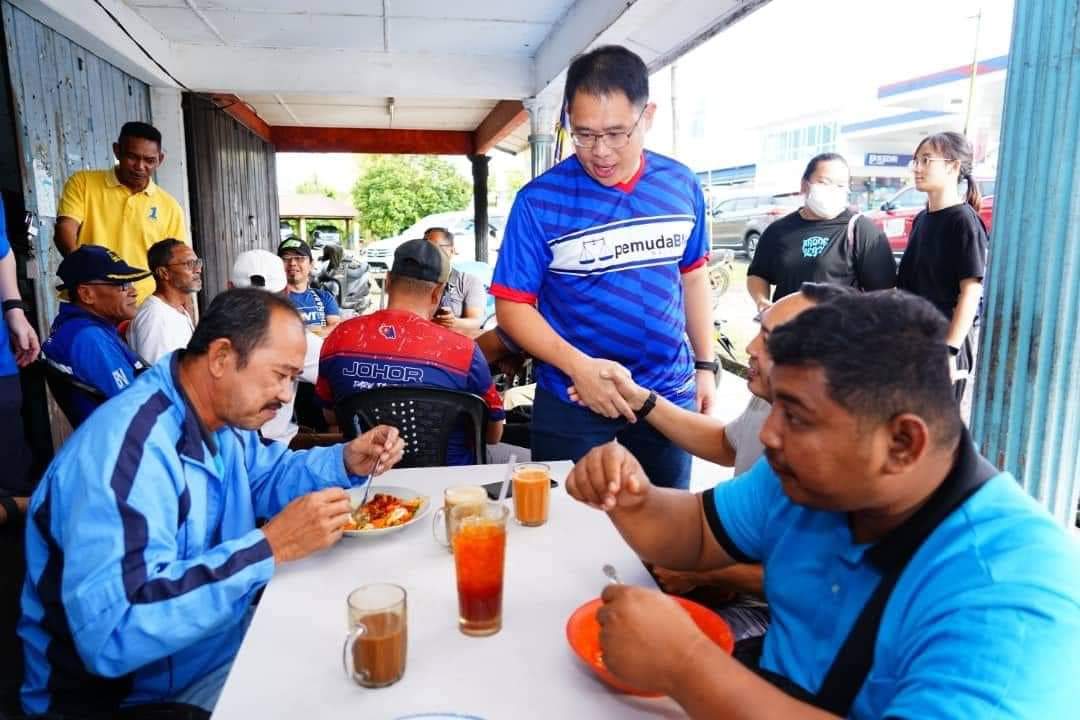 LingTianSoon1's tweet photo. Nikmati setiap saat ini bersama. Demi perjuangan untuk Keluarga Ayer Hitam💪
#WeeTogether
#hebatayerhitam
#KestabilanDanKemakmuran
#P148 https://t.co/o34BXz5C4Q