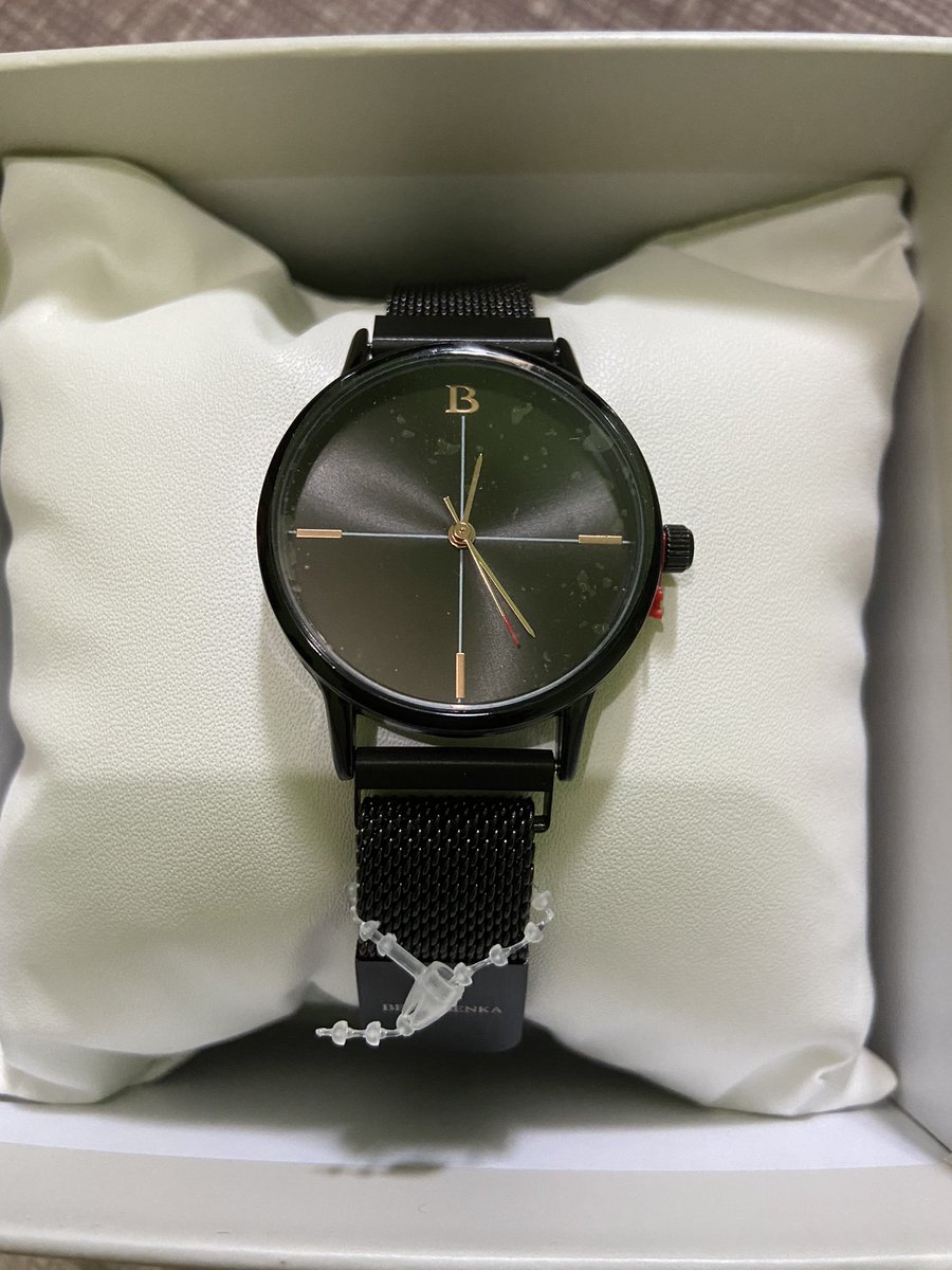 ⌚️Black watch
Diameter 3 cm gak gede gak kecil. Ga perlu ke tukang jam. Model magnet gitu jadi enak bisa disesuaikan sendiri shope.ee/9K7lxvXejL