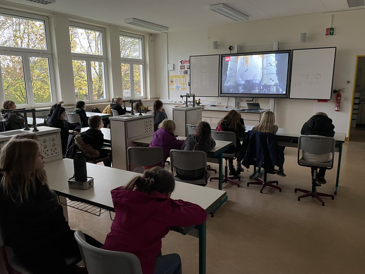 _jauch's tweet photo. Watching #Artemis1 again with the students from groundschool in #MissionX @rscalberlah #amazing Contdown. #MINT #STEAM #STEM #MINTnds https://t.co/LlsbffUOx6
