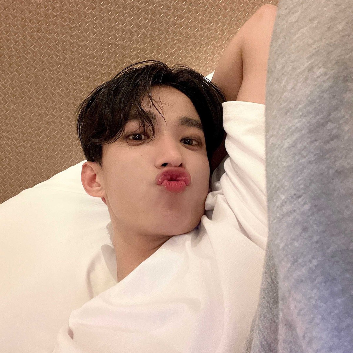 kikyeomie's tweet photo. why is there so little bott se0k content when he's like this 😔 https://t.co/Mn8IUaMJBb