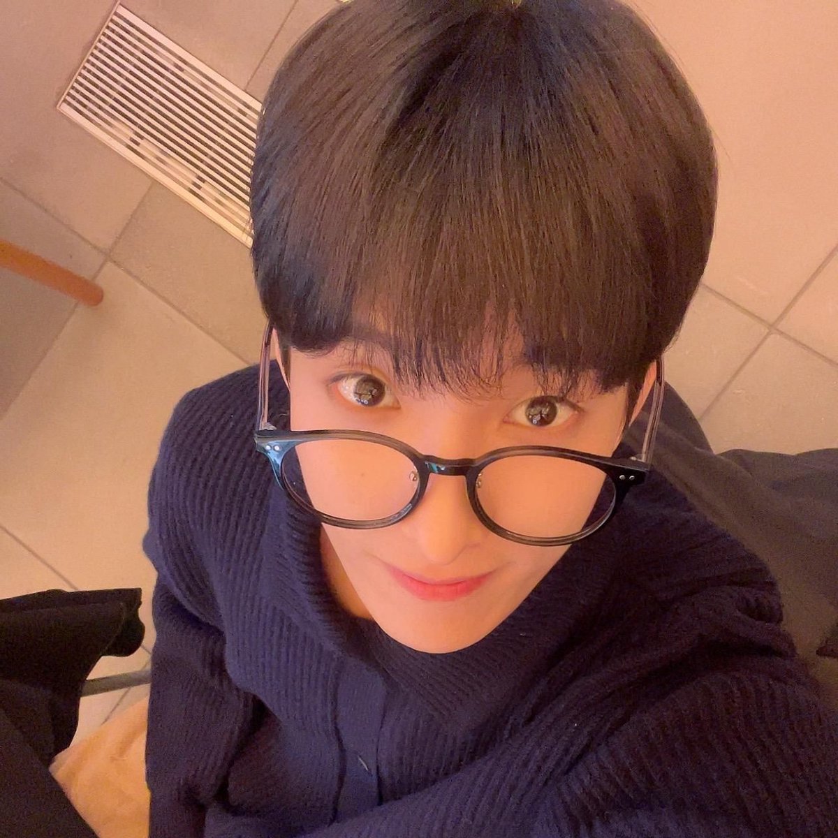 kikyeomie's tweet photo. why is there so little bott se0k content when he's like this 😔 https://t.co/Mn8IUaMJBb