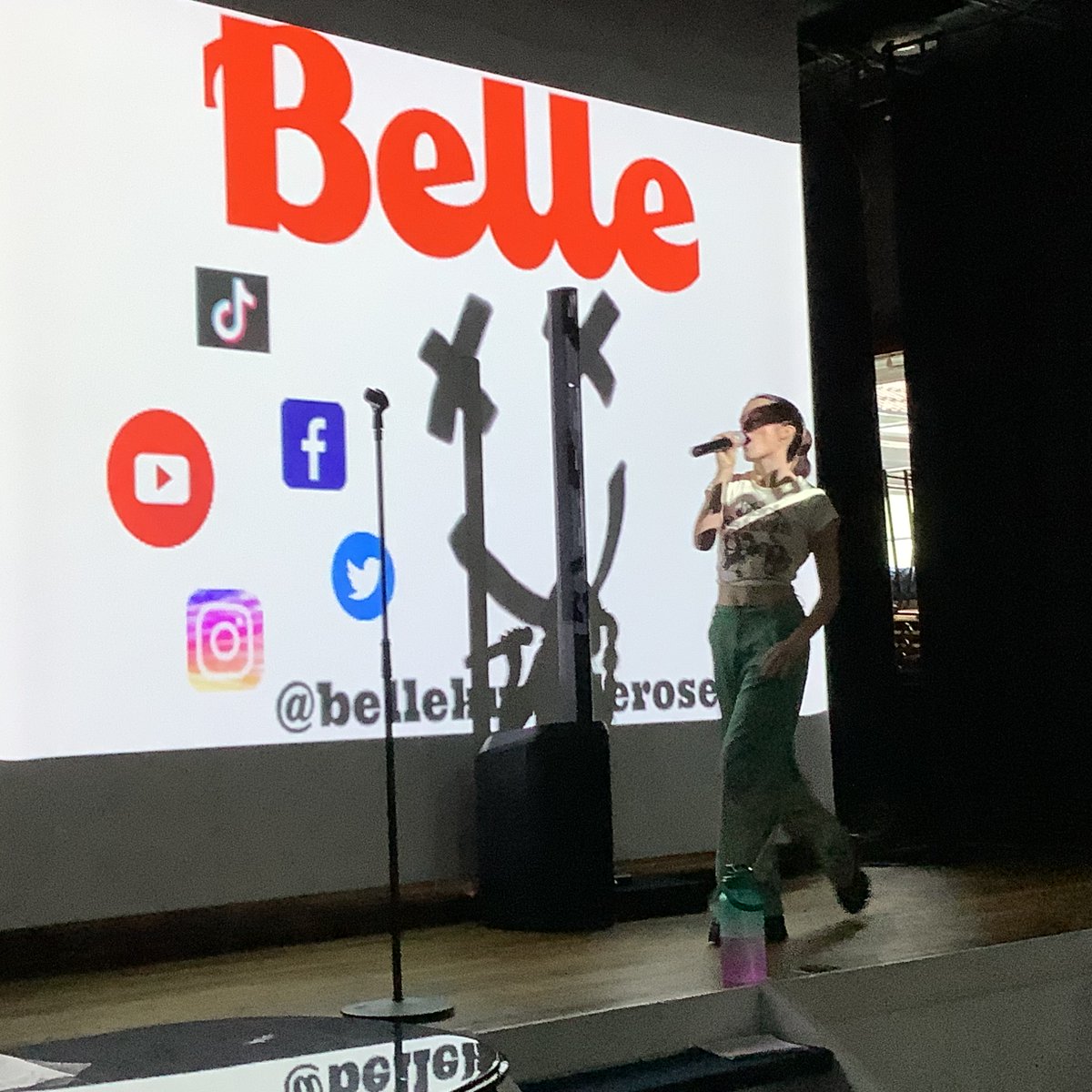 Windsor_Tweets's tweet photo. We are privileged to have #singer @bellekumblerose
performing to Year 7 #students this afternoon as part of PSHE time. She has performed some songs and spoken to students about #mentalhealth, #Wellbeing and #bullying, sharing her experiences for a fun and informative afternoon! https://t.co/DrBdicpkS7