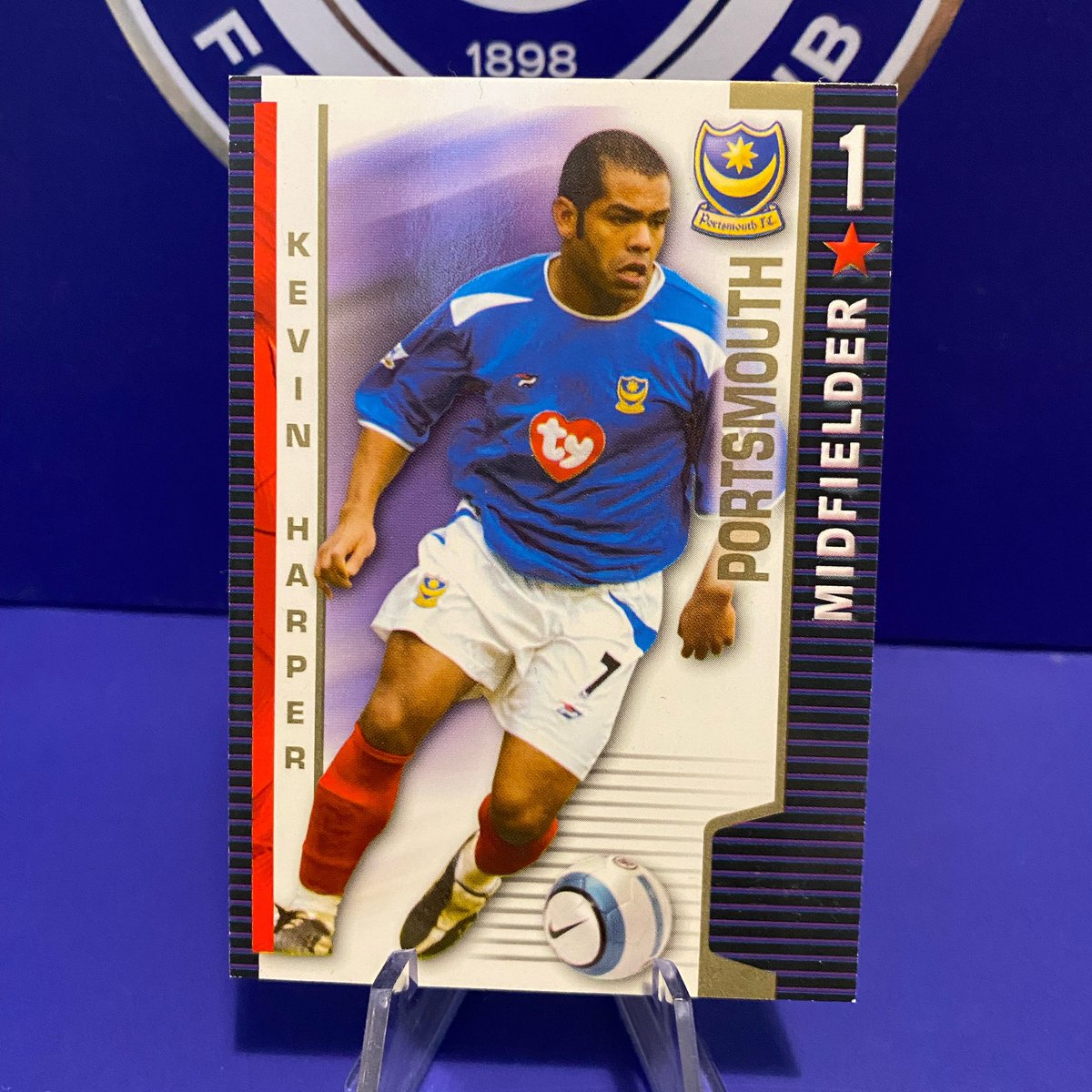Congrats to <a href="/kevharps7/">Kevin Harper</a> on the new management role!

Harper’s only card in a Pompey shirt was this diamond from Magic Box Int’s 2004-05 Shoot-Out collection!

Who had one of these?

instagram.com/p/ClBlUHcMDwr/…

#pompey #footballcard #footballcards #shootout #kevinharper #locheeunited