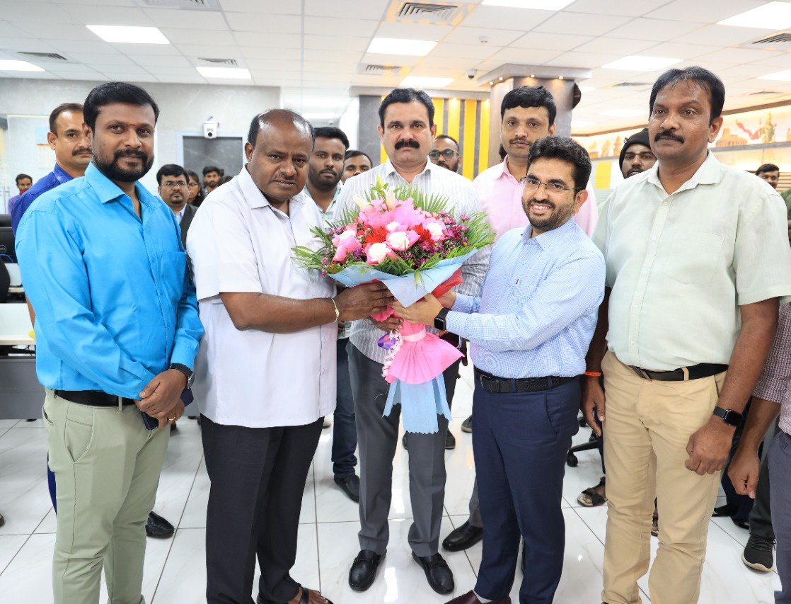 hd_kumaraswamy's tweet photo. ಹಿರಿಯ ಪತ್ರಕರ್ತರಾದ ಶ್ರೀ @HPKonemane ಅವರ ನೇತೃತ್ವದಲ್ಲಿ ಆರಂಭವಾಗಿರುವ @VistaraNews ಸಂವಾದ ಕಾರ್ಯಕ್ರಮದಲ್ಲಿ ಪಾಲ್ಗೊಂಡಿದ್ದೆ. ಹೊಸ ಸುದ್ದಿವಾಹಿನಿಯು ಹೊಸ ಮೈಲುಗಲ್ಲುಗಳನ್ನು ಸ್ಥಾಪಿಸಲಿ ಎಂದು ಶುಭ ಹಾರೈಸಿದೆ.1/2 https://t.co/DppBAmuR6G