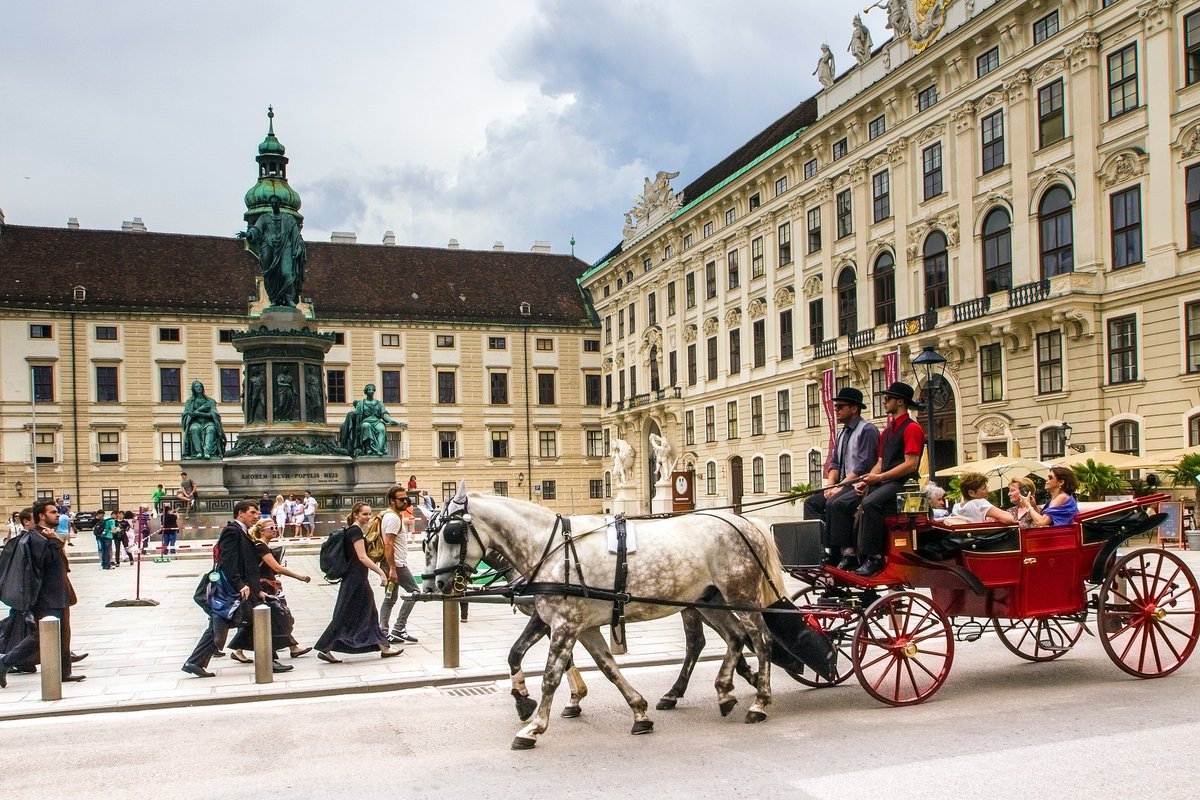 When you think of Vienna, you think of the Hofburg, Schönbrunn, cafés and classical music – but who knows that some Slavic minorities also live there? 
Time to meet them at the 25th AGSM Seminar!
fuen.org/en/article/How…