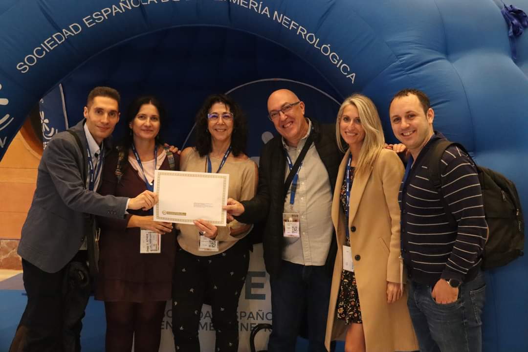 ¡ENHORABUENA EQUIPO!!¡¡No podemos estar en mejores manos!! 
Recogida del primer premio de Accesos vasculares patrocinado por IZASA, y otorgado por la SEDEN en el 47 congreso de Granada
Defendió y recogió el premio el autor principal Francisco Javier Rubio Castañeda.