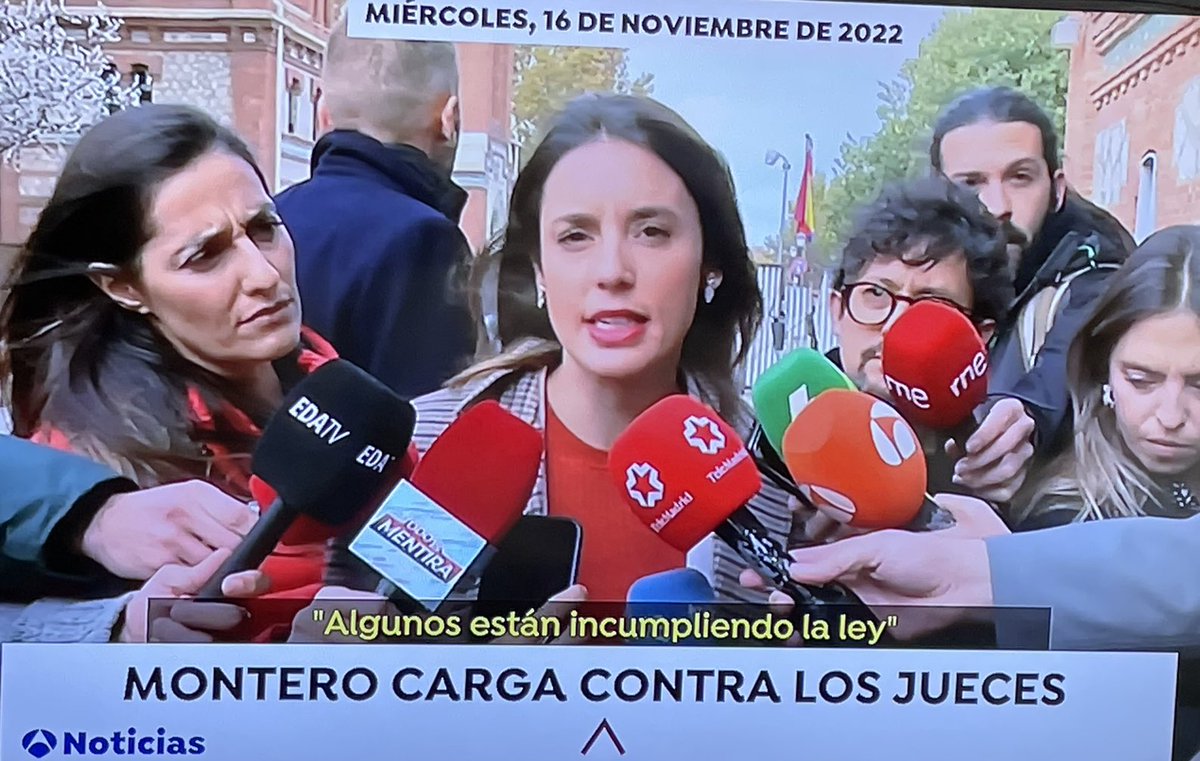 Cúrrate una oposición; sacrifica parte de tu juventud para convertirte en juez, profesión dura y prestigiosa donde las haya, para ser impunemente denostado y menospreciado por una ministra cuyos méritos me voy a ahorrar describir.
Un sindiós todo con esta gente. 
😡