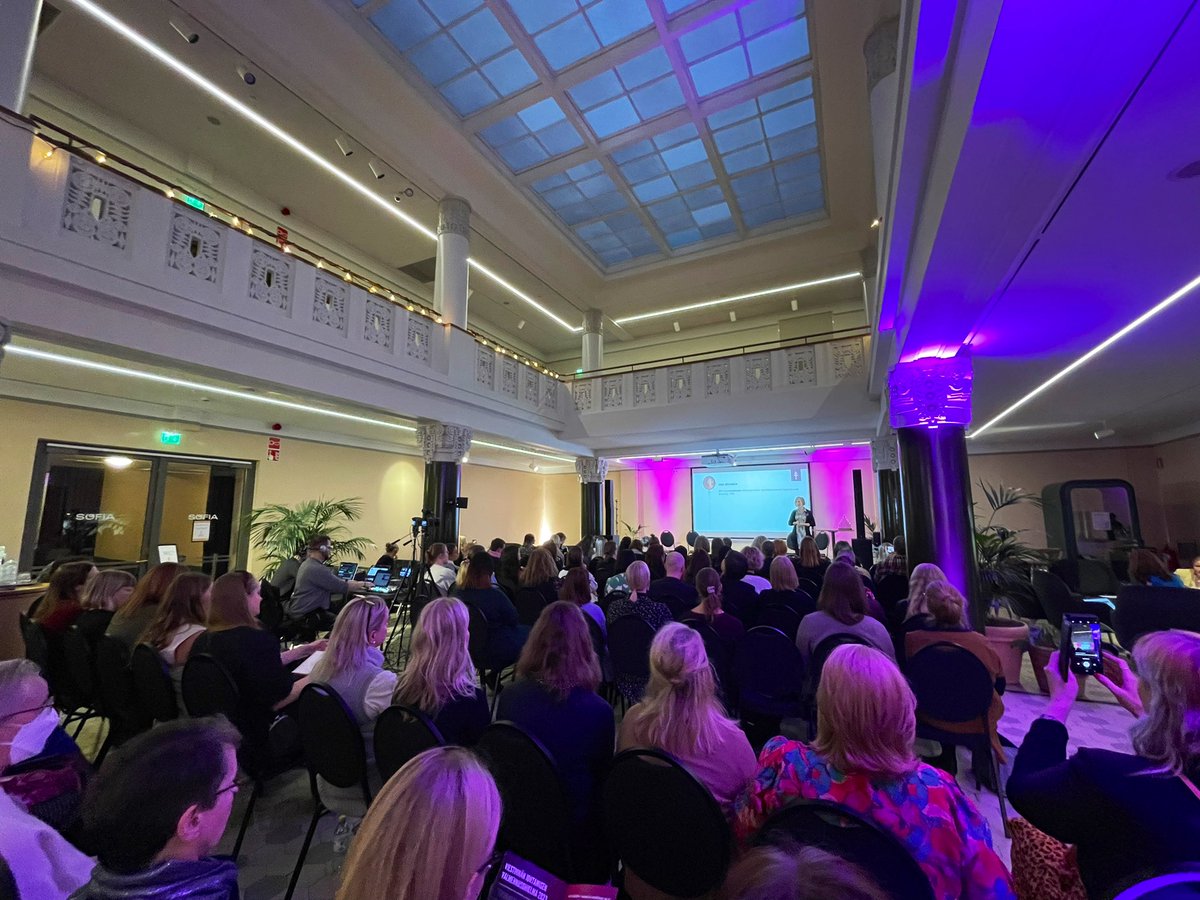 Tänään illan ohjelmassa Viestinnän tulevaisuus ja paikan päällä &amp; linjoilla ennätysmäiset 500 viestijää! Teemana aina yhtä ajankohtainen ja tärkeä #sitouttaminen. Seuraa tärpit 👉#viestinnäntulevaisuus <a href="/ViestiRy/">Viesti ry</a>