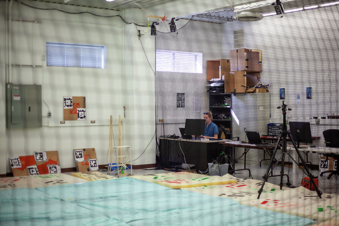 UofTRobotics's tweet image. Ready for take off! Teaching flying robots in the lab @UTIAS #flyingrobots #drones #researcher 
 📸 Aidan Samuels