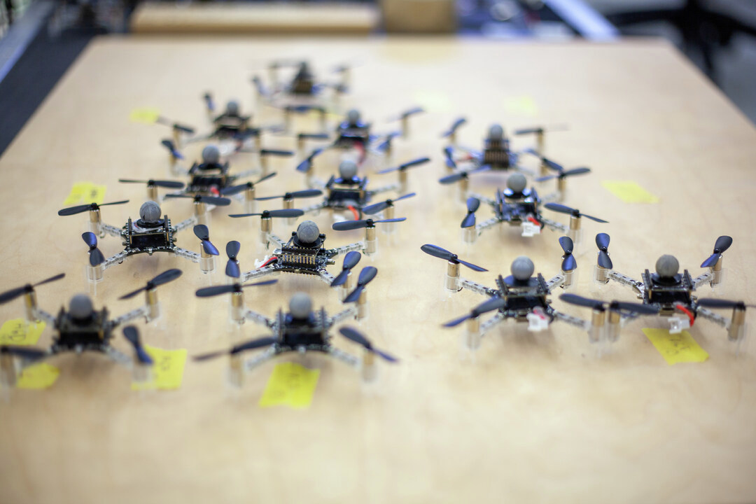 UofTRobotics's tweet image. Ready for take off! Teaching flying robots in the lab @UTIAS #flyingrobots #drones #researcher 
 📸 Aidan Samuels