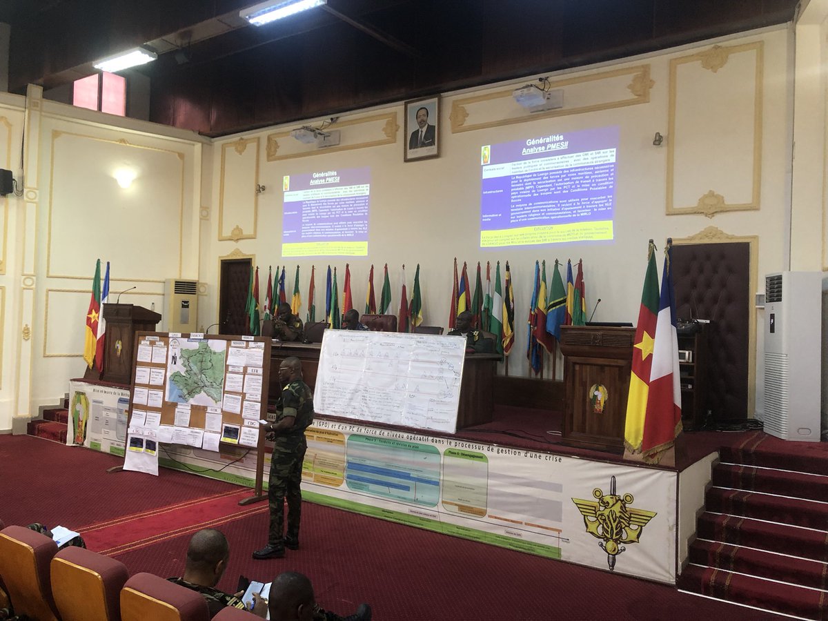 ESIG_Yaounde's tweet photo. L’apprentissage de la méthode globale de planification opérationnelle se poursuit à l’ESIG avec l’exercice LOANGO. Pendant deux semaines, les stagiaires de la 18e promotion planifient l’intervention d’une force africaine de stabilisation dans un pays en proie à un génocide. https://t.co/hZtYfxcOz7