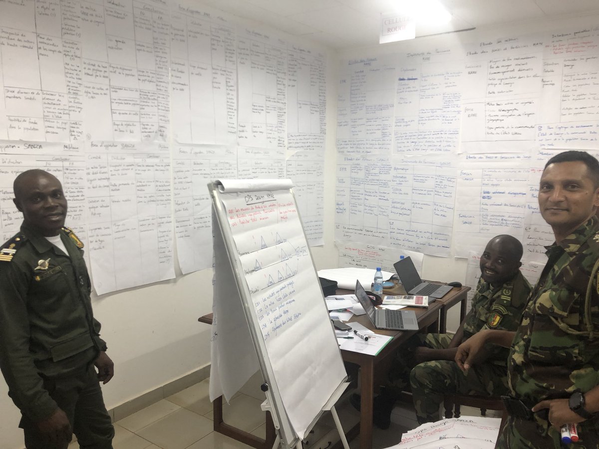ESIG_Yaounde's tweet photo. L’apprentissage de la méthode globale de planification opérationnelle se poursuit à l’ESIG avec l’exercice LOANGO. Pendant deux semaines, les stagiaires de la 18e promotion planifient l’intervention d’une force africaine de stabilisation dans un pays en proie à un génocide. https://t.co/hZtYfxcOz7