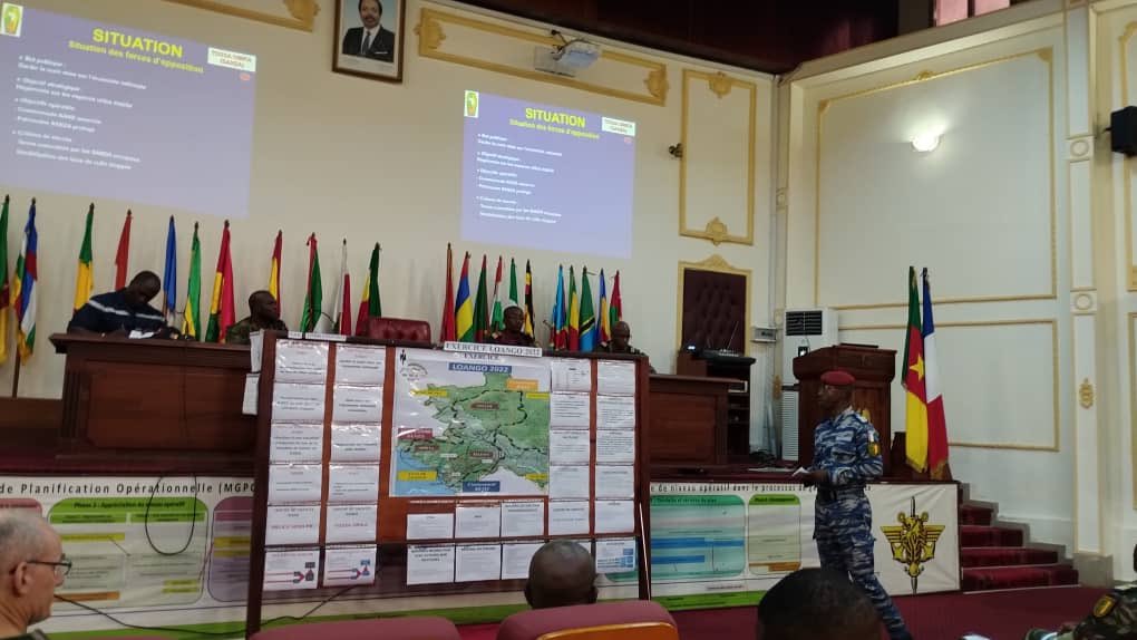 L’apprentissage de la méthode globale de planification opérationnelle se poursuit à l’ESIG avec l’exercice LOANGO. Pendant deux semaines, les stagiaires de la 18e promotion planifient l’intervention d’une force africaine de stabilisation dans un pays en proie à un génocide.