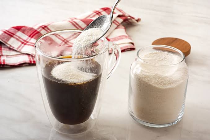 silasarac's tweet photo. -Bulyonlarda et/tavuk oranı %0,5’tir. Gerisi kimyasallardan oluşur.
-Kahve beyazlatıcısı (Cofee Mate) süt tozu değildir. İçeriğinde süt bulunmaz bile. 2si 1 arada/3ü 1 aradalardan kaçmanız gerekir.
-Hazır noodle’lar tamamen kimyasaldan oluşur. Kullanımı yasak olan MSG içerir. https://t.co/6RhCKBnxwk