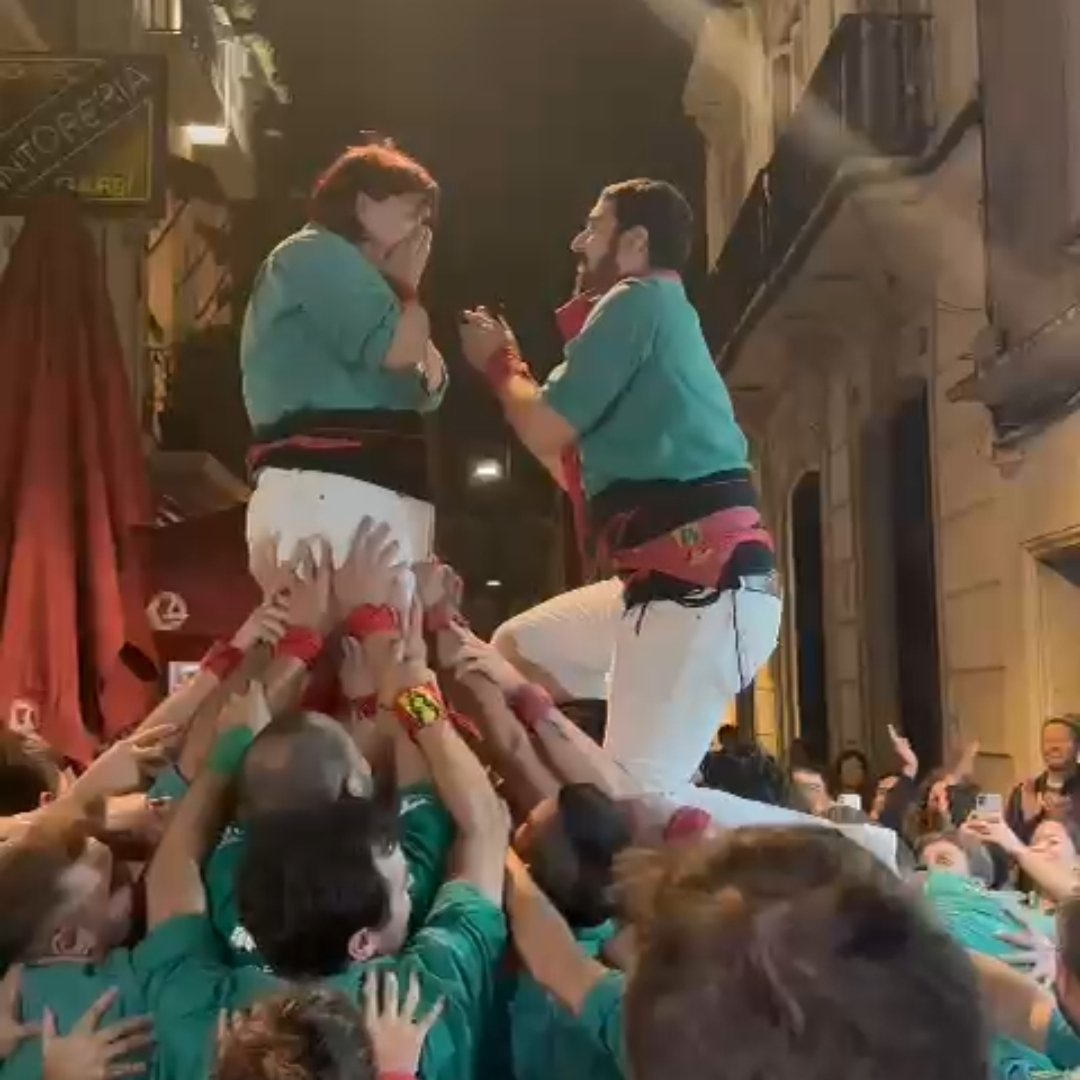 Pasalamar1's tweet photo. Els #castells són amor, ho són tot 💚 https://t.co/yfdFjuvJve