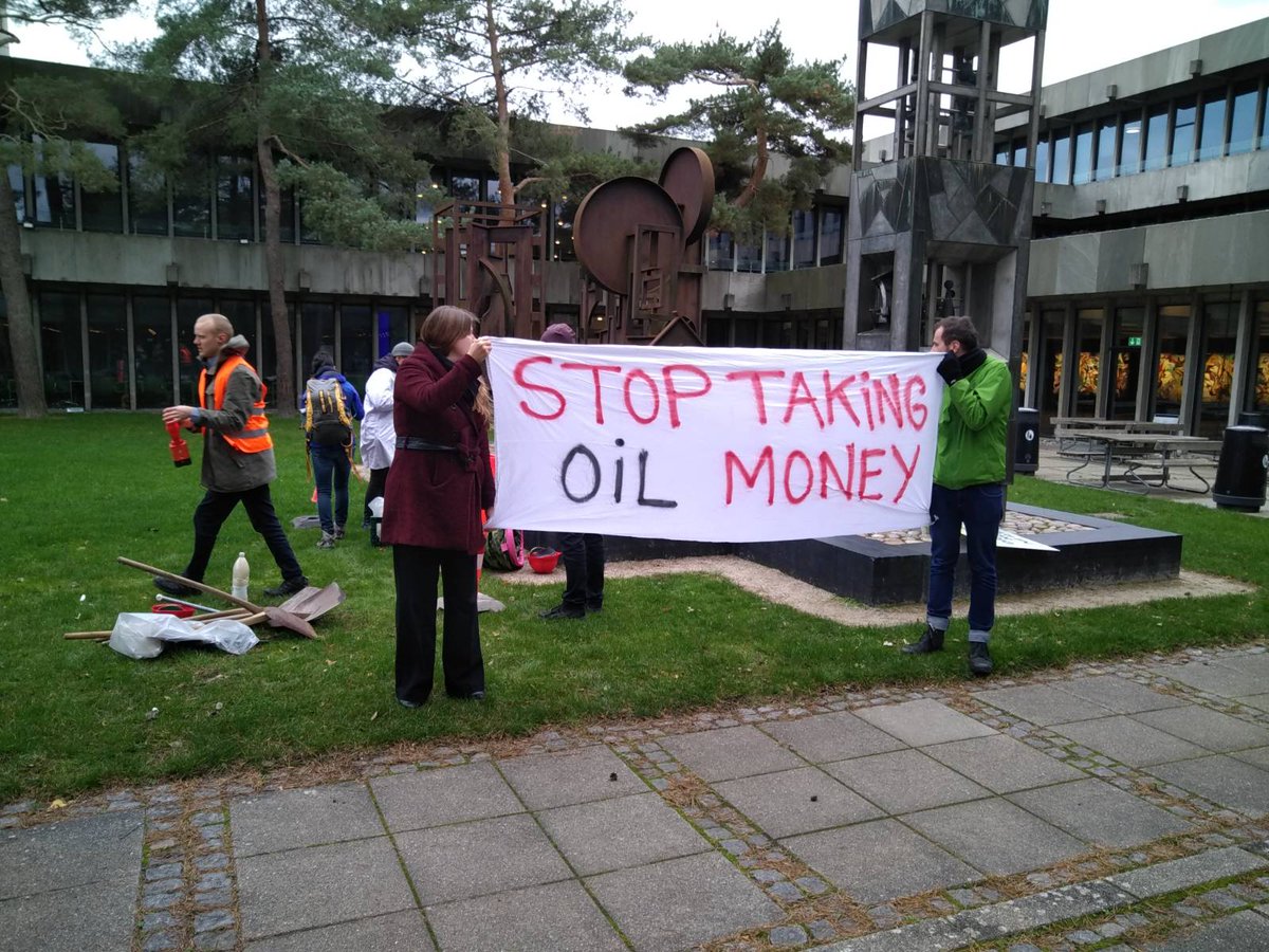 Today, together with #DTUdivest, we built a 'pipeline' at @DTUtweet's central lawn, demanding it cancel its 1-billion kroner contract with #TotalEnergies - one of the biggest climate wreckers on the planet #dkpol #dkmedier #dkgreen #FossilFreeResearch