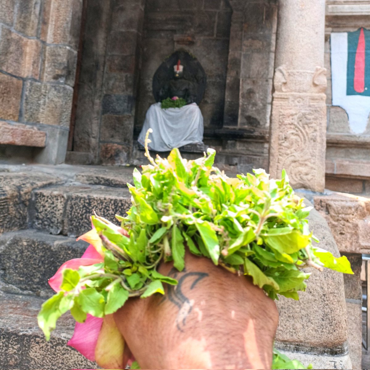 beaches2_m's tweet photo. Srirangam is the foremost of the eight self-manifested shrines (Swayam Vyakta Kshetras) of Lord Vishnu . It is also considered the first and the most important of the 108 main Vishnu temples https://t.co/dzD2476TBl