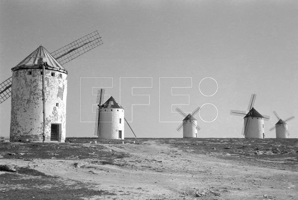 EFELafototeca's tweet photo. Molinos de viento de Campo de Criptana, Ciudad Real, en 1987. #EFEfototeca https://t.co/9Yb4ss2o7L
