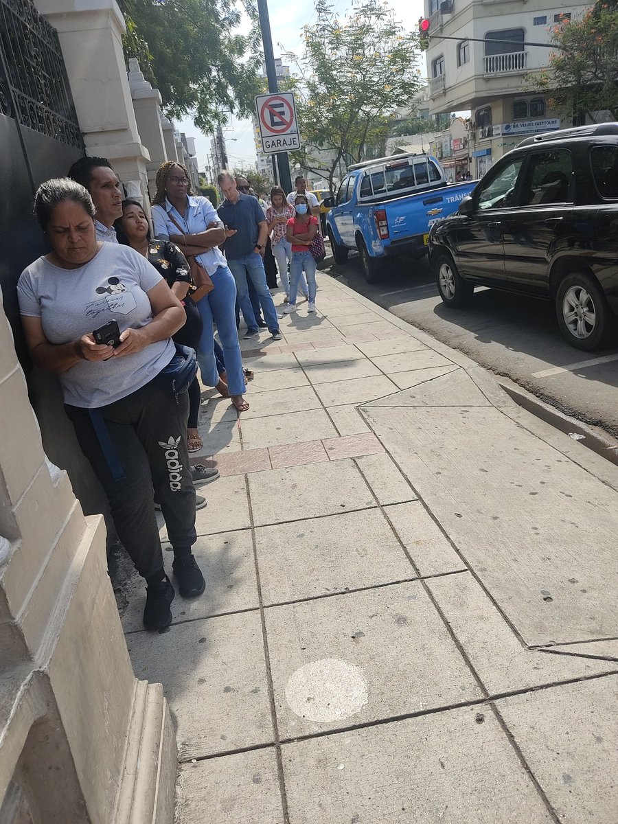 FernandayJose09's tweet photo. @ConEspGuayaquil ustedes creen que esto es humano de parte de ustedes uno haciendo fila en pleno sol y llegar a la ventanilla y que no te den solución.Yo llevo más de una año y medio pidiendo la inscripción d matrimonio y solo engañan q espere q ya me llaman y piden número y nada https://t.co/M6W6NfXStu