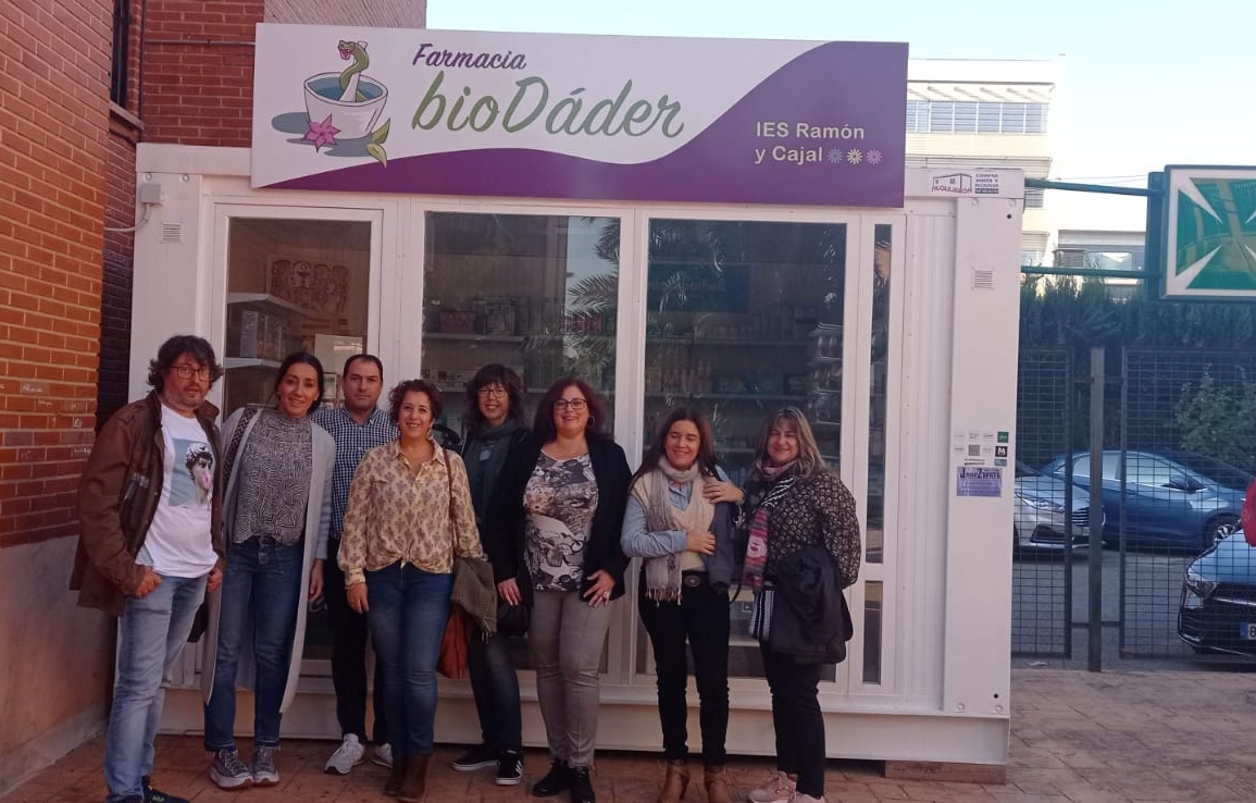 CIP_FP_Batoi's tweet photo. PROJECTE AULA EMPRÉN 

Dilluns passat el Departament de FOL vam tindre l'oportunitat de visitar als compañer@s de l'IES Cap de l´Aljub de Santa Pola i l'IES Ramón y Cajal de Múrcia. 

https://t.co/BygqxiWMpr

#formacioprofessional #batoifpinnova https://t.co/SJUKTWicrS