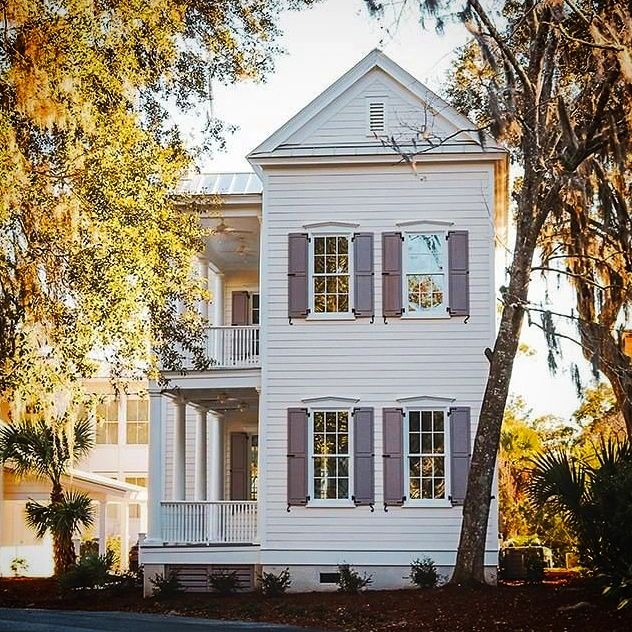 allisonramseyarchitects Check out our Plan of the Day: Radcliffe Variation 183155. Photo is from Habersham, South Carolina. See the plan details on our website for more info: zpr.io/jVmtuge5hAFa #habershamsc