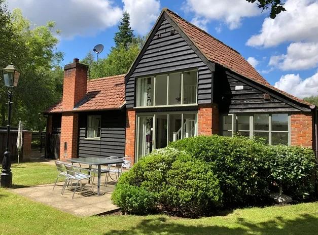 TheHolidayCots's tweet photo. Woodman's Cottage & Barn are available November 19th & 26th and December 3rd, 10th, 17th, 23rd & 30th.
🛌Sleeps 1-10
https://t.co/XcygL41yL2
#StrattonStrawless #Norwich #Norfolk #SelfCatering #LateAvailability #Ponds #Comfortable #NorwichCastle #BroadsNationalPark https://t.co/FQCupIIDDM